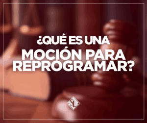 A wooden gavel and legal books in the background with “¿Qué es una Motion to Recalendar en immigration court?” in bold white letters.