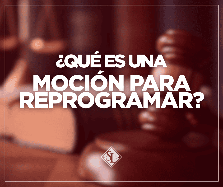 A wooden gavel and legal books in the background with “¿Qué es una Motion to Recalendar en immigration court?” in bold white letters.