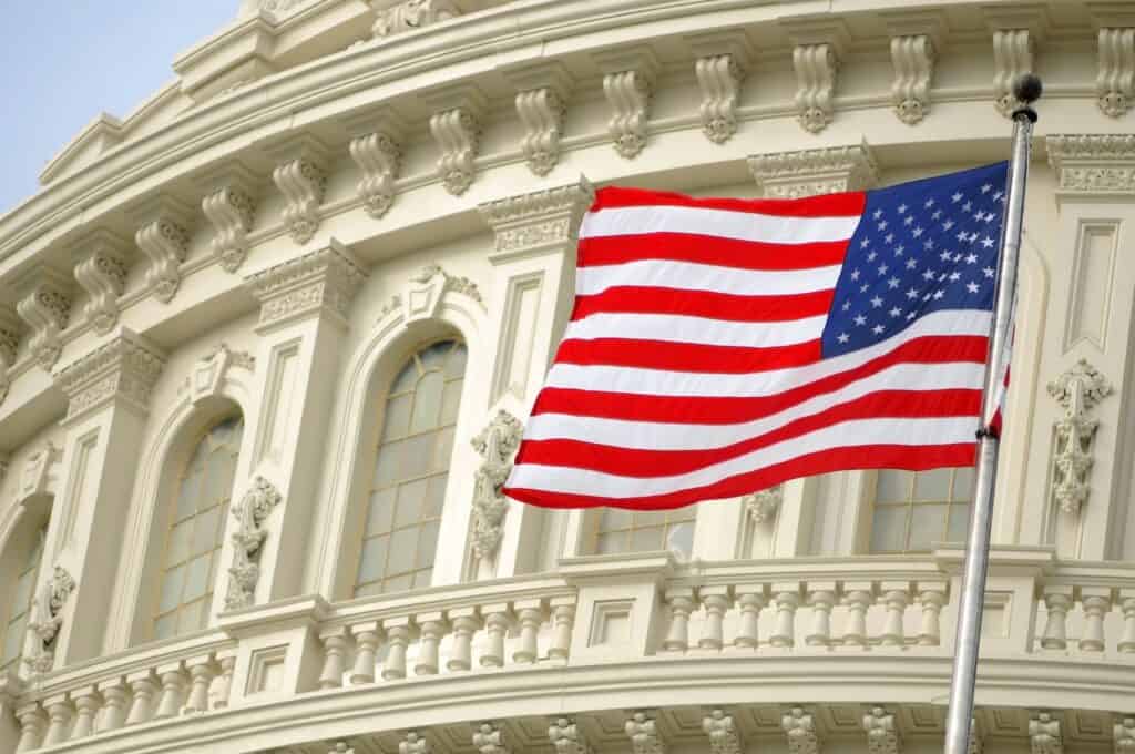 Bandera estadounidense frente al edificio del Congreso