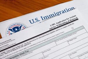 Solicitud de asilo y de suspensión de deportación para completar
